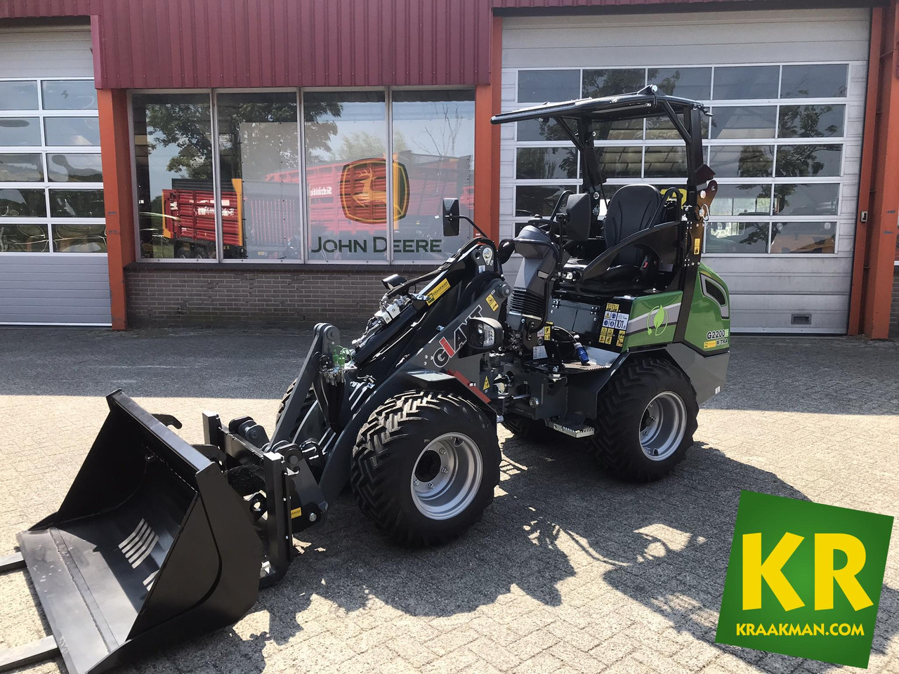 Giant G2200E - Компактный фронтальный погрузчик: фото 1 Giant G2200E - Компактный фронтальный погрузчик: фото 1