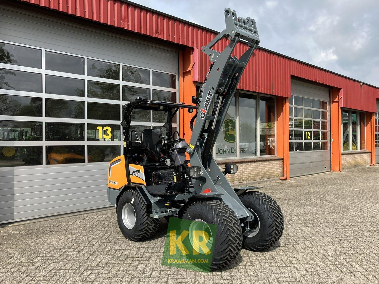 Giant G2700 HD - Компактный фронтальный погрузчик: фото 3 Giant G2700 HD - Компактный фронтальный погрузчик: фото 3