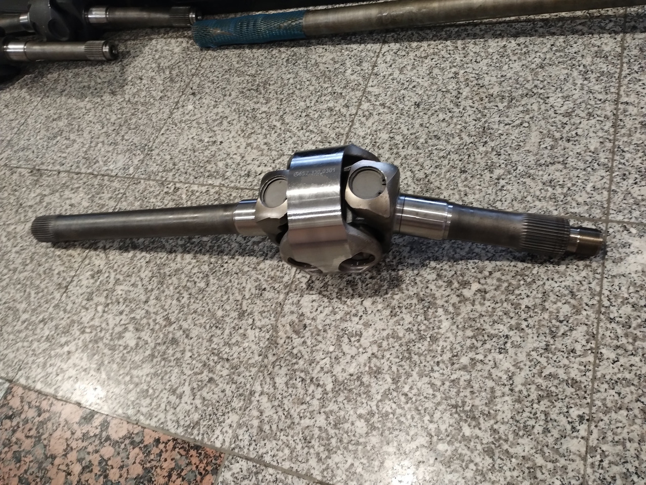 MERCEDES-BENZ PÓŁOŚ NAPĘDOWA DRIVE SHAFT 1824 1827 SK AL3 4x4 6523300301 - Ось и запчасти: фото 1 MERCEDES-BENZ PÓŁOŚ NAPĘDOWA DRIVE SHAFT 1824 1827 SK AL3 4x4 6523300301 - Ось и запчасти: фото 1