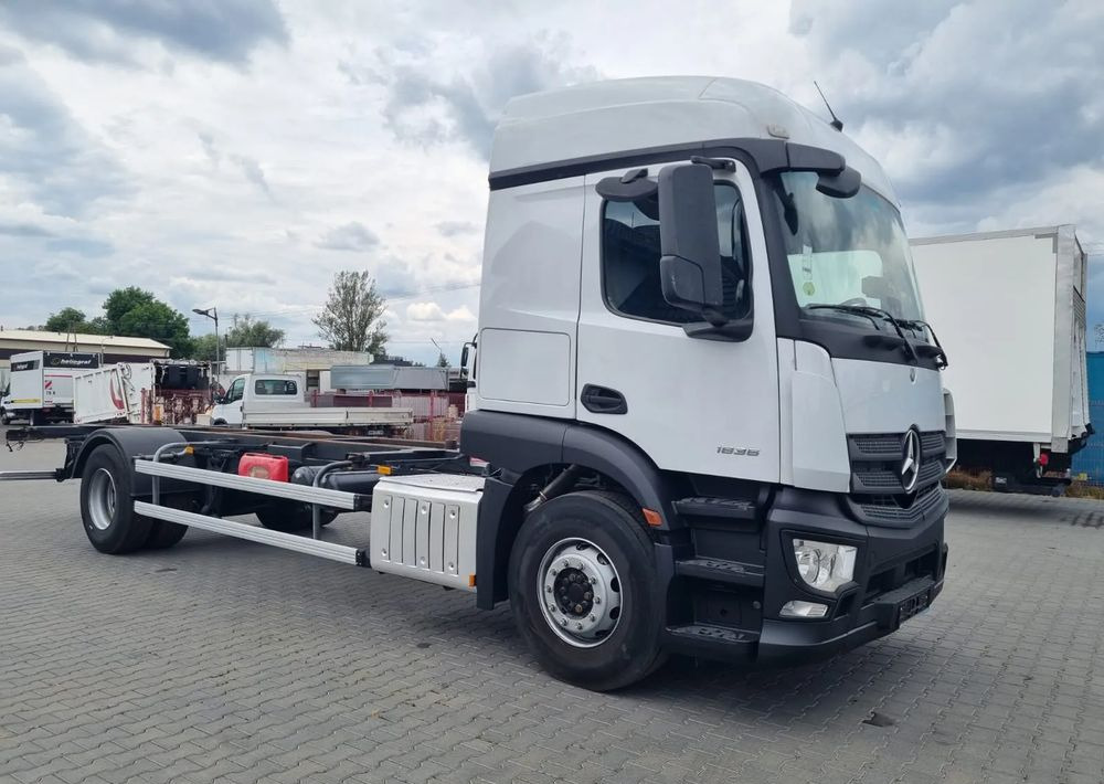 Mercedes-Benz Actros 1836 - Тентованный грузовик: фото 2 Mercedes-Benz Actros 1836 - Тентованный грузовик: фото 2