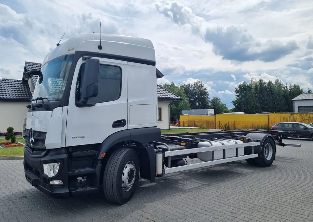 Mercedes-Benz Actros 1836 - Тентованный грузовик: фото 1 Mercedes-Benz Actros 1836 - Тентованный грузовик: фото 1