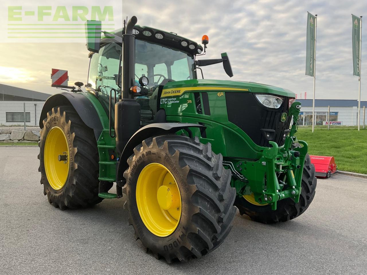John Deere 6R 215 - Трактор: фото 4 John Deere 6R 215 - Трактор: фото 4
