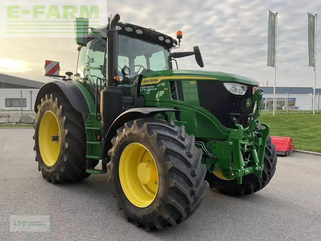 John Deere 6r 215 - Трактор: фото 2 John Deere 6r 215 - Трактор: фото 2