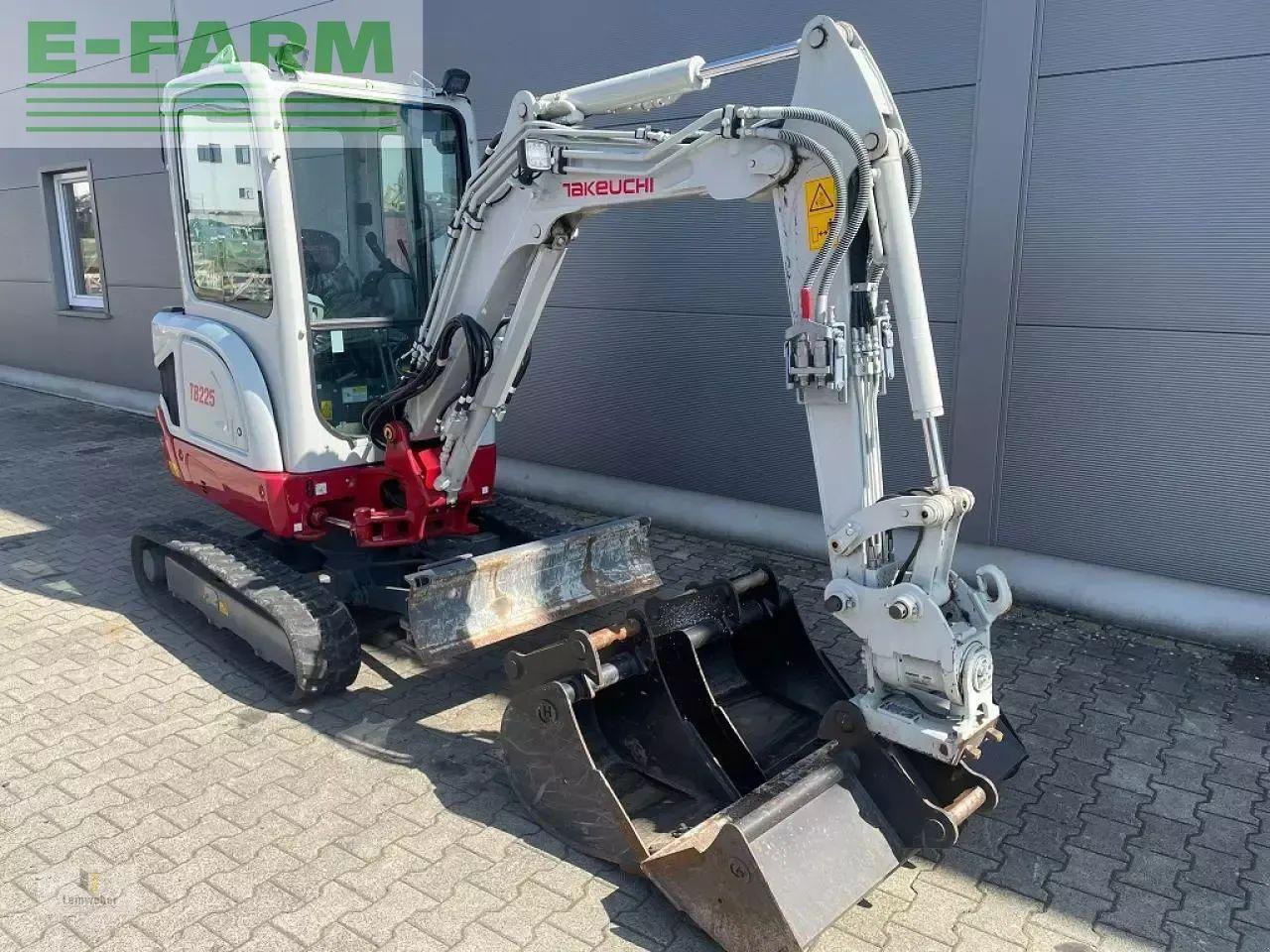 Takeuchi tb 225 v4 - Мини-экскаватор: фото 1 Takeuchi tb 225 v4 - Мини-экскаватор: фото 1