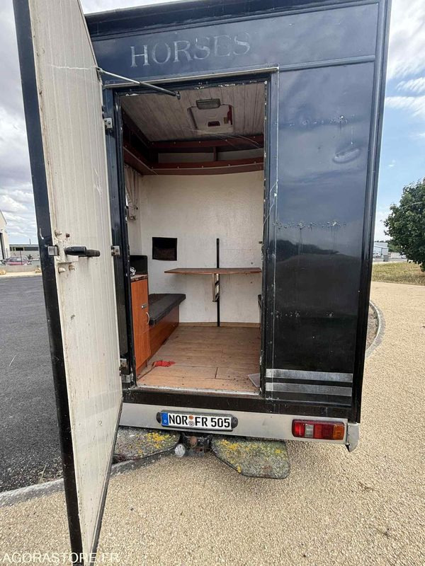 Fourgon FORD - Transport de 2 Chevaux - 2004 - 137 510 KM - Цельнометаллический фургон: фото 4 Fourgon FORD - Transport de 2 Chevaux - 2004 - 137 510 KM - Цельнометаллический фургон: фото 4