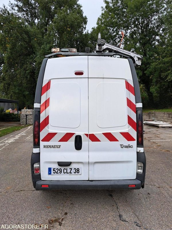 Renault Trafic - 2005 - 79515kms - 529 CLZ 38 - Цельнометаллический фургон: фото 4 Renault Trafic - 2005 - 79515kms - 529 CLZ 38 - Цельнометаллический фургон: фото 4