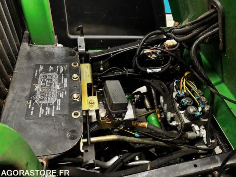 TONDEUSE HELICOIDALE JOHN DEERE 8400-ROULANTE-1521 HEURES. - Газонокосилка: фото 4 TONDEUSE HELICOIDALE JOHN DEERE 8400-ROULANTE-1521 HEURES. - Газонокосилка: фото 4