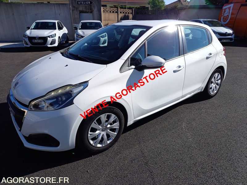 Vends Peugeot 208 essence - Легковой автомобиль: фото 1 Vends Peugeot 208 essence - Легковой автомобиль: фото 1