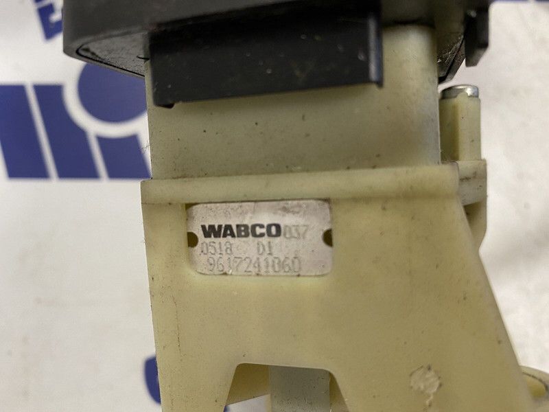 Wabco R - Кабина и интерьер для Грузовиков: фото 4 Wabco R - Кабина и интерьер для Грузовиков: фото 4