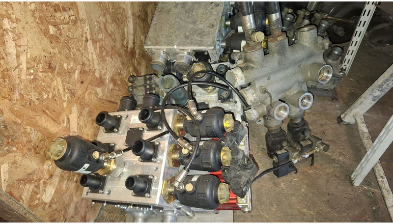 Volvo электроклапан отопления UWE Viking X3M-2 - Клапан: фото 1 Volvo электроклапан отопления UWE Viking X3M-2 - Клапан: фото 1