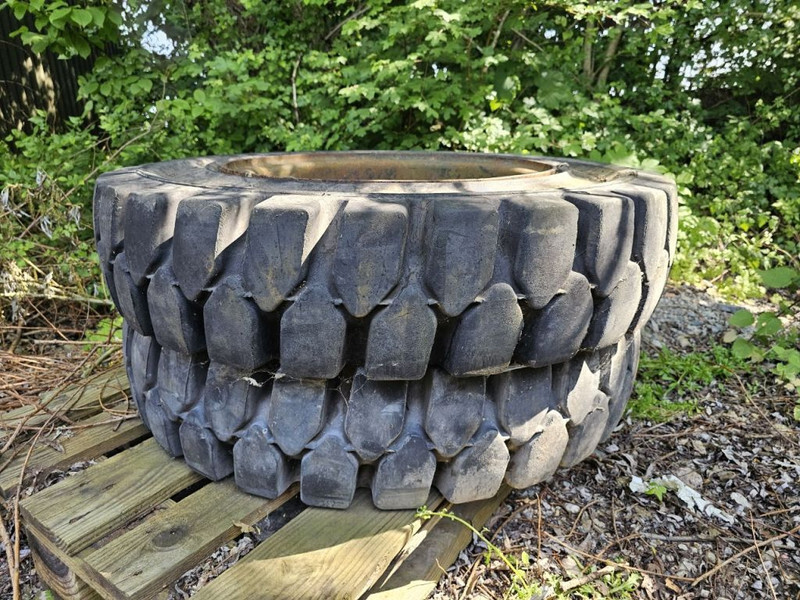 SOLIDE 8.25-20 - Шина: фото 1 SOLIDE 8.25-20 - Шина: фото 1