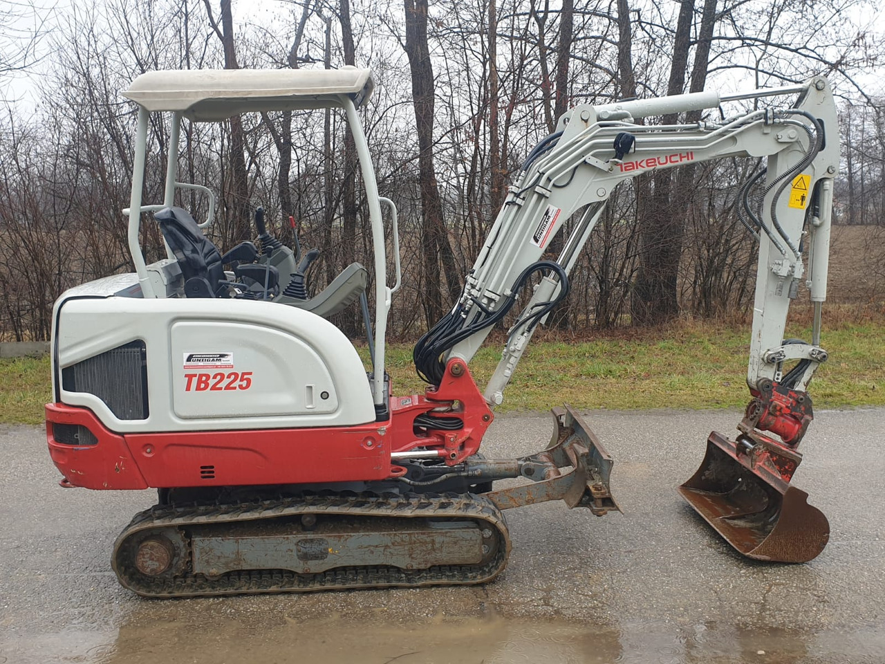 TAKEUCHI TB 225 - Мини-экскаватор: фото 2 TAKEUCHI TB 225 - Мини-экскаватор: фото 2