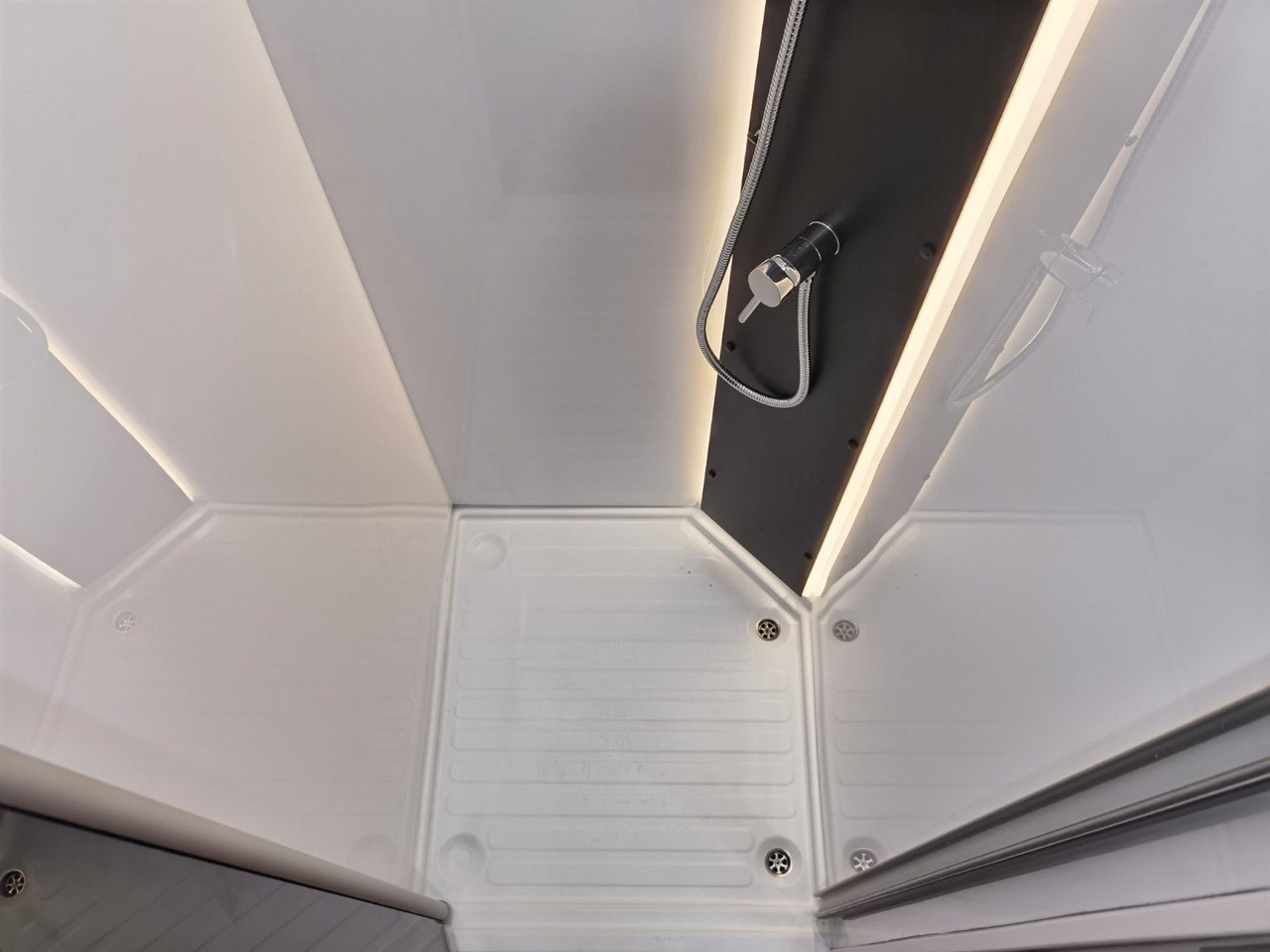 Полуинтегрированный автодом Chausson 630 TITANIUM / - 2026 - / EINZEL.- HUBBETTEN: фото 25 Полуинтегрированный автодом Chausson 630 TITANIUM / - 2026 - / EINZEL.- HUBBETTEN: фото 25