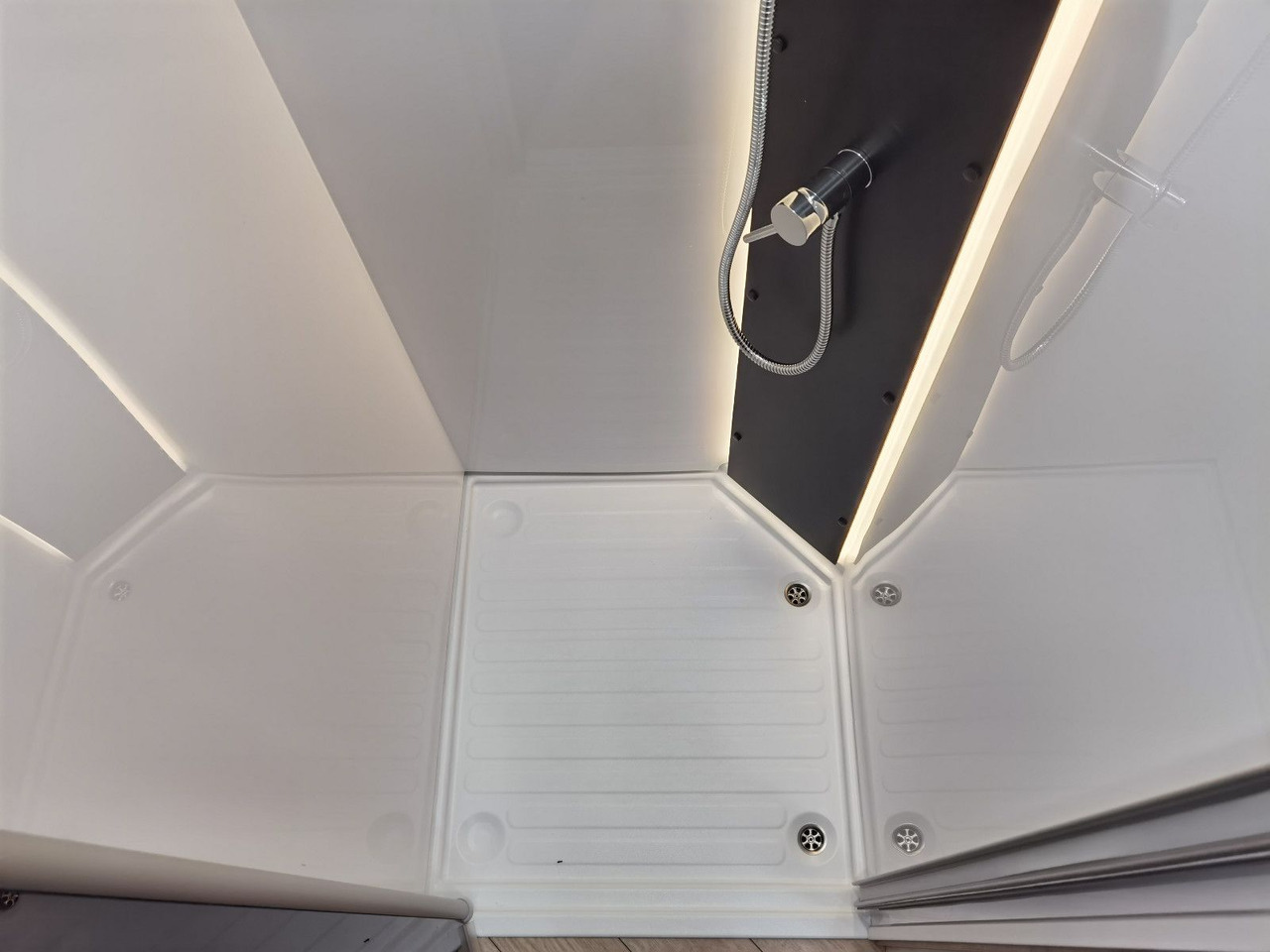 Полуинтегрированный автодом Chausson 640 TITANIUM /- 2026 - / XXL - HUBBETT & RAUMBAD: фото 17 Полуинтегрированный автодом Chausson 640 TITANIUM /- 2026 - / XXL - HUBBETT & RAUMBAD: фото 17