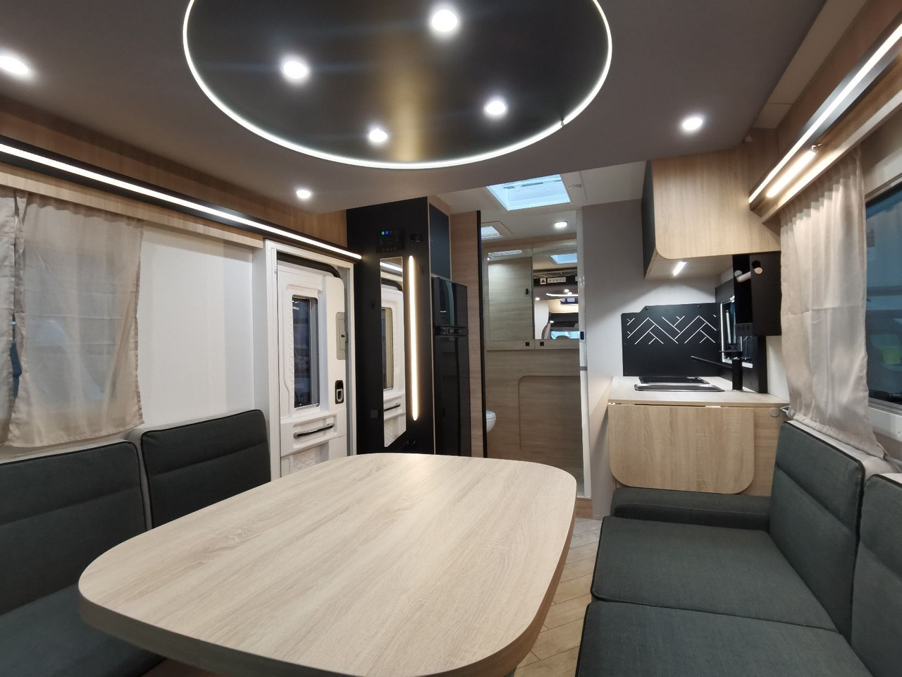 Полуинтегрированный автодом Chausson 640 TITANIUM /- 2026 - / XXL - HUBBETT & RAUMBAD: фото 8 Полуинтегрированный автодом Chausson 640 TITANIUM /- 2026 - / XXL - HUBBETT & RAUMBAD: фото 8