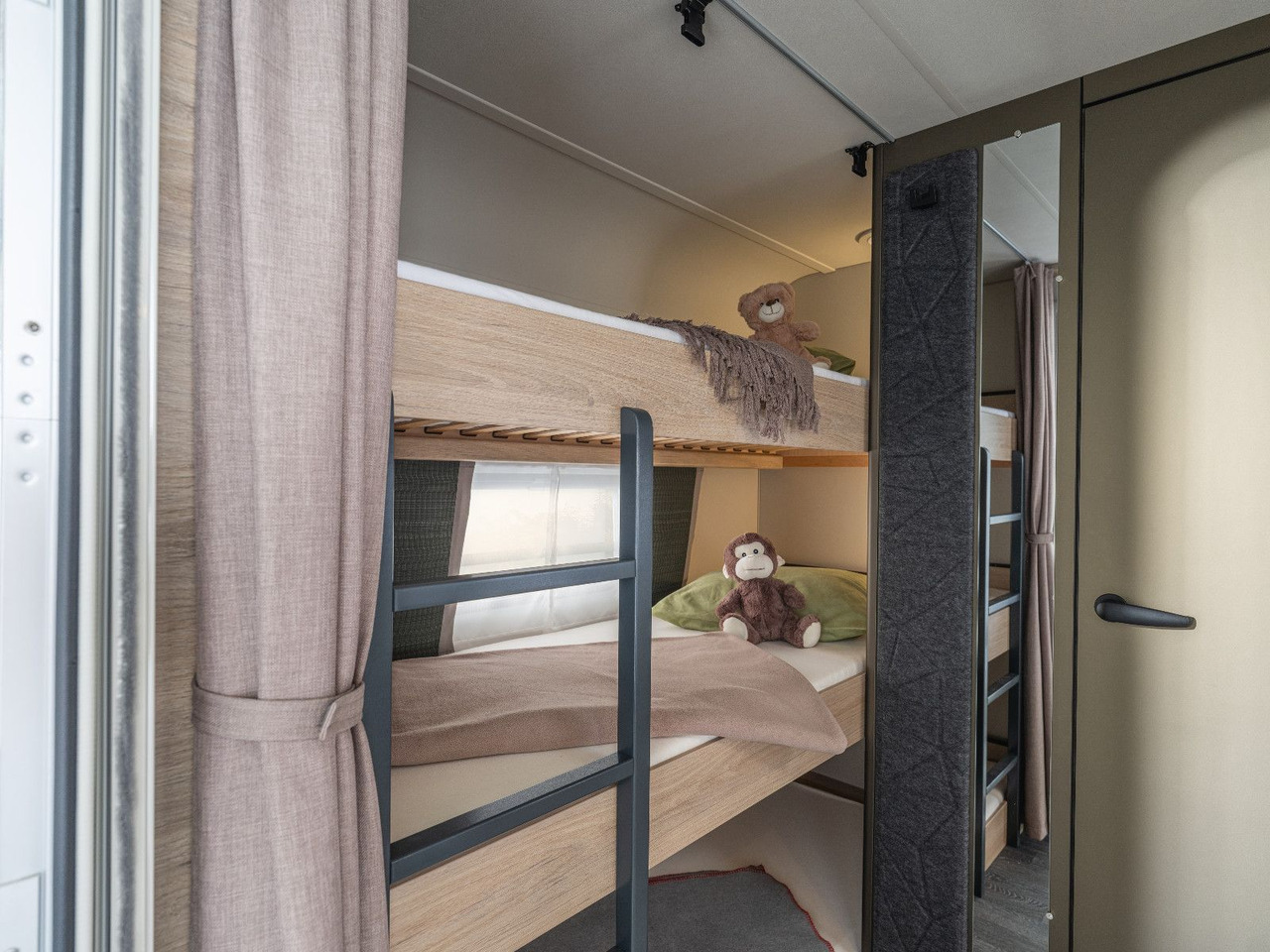 Weinsberg CARAONE 480 QDK / 2026 /  1500KG / ETAGENBETTEN - Прицеп дача: фото 5 Weinsberg CARAONE 480 QDK / 2026 /  1500KG / ETAGENBETTEN - Прицеп дача: фото 5