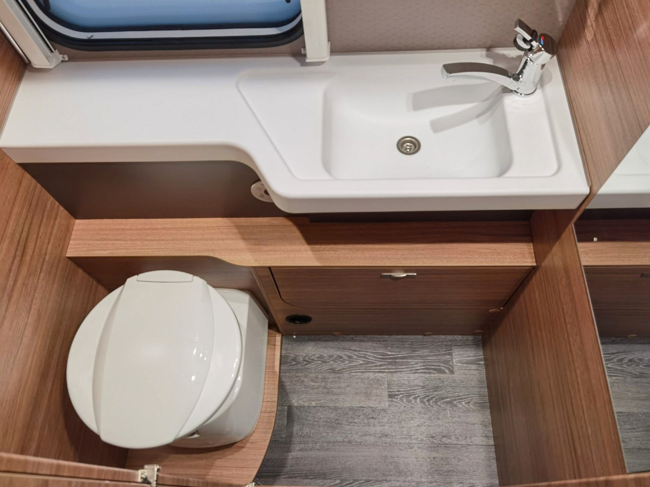 Полуинтегрированный автодом Weinsberg CARASUITE 700 MEG /155PS /EINZELBETTEN & HUBBETT: фото 20