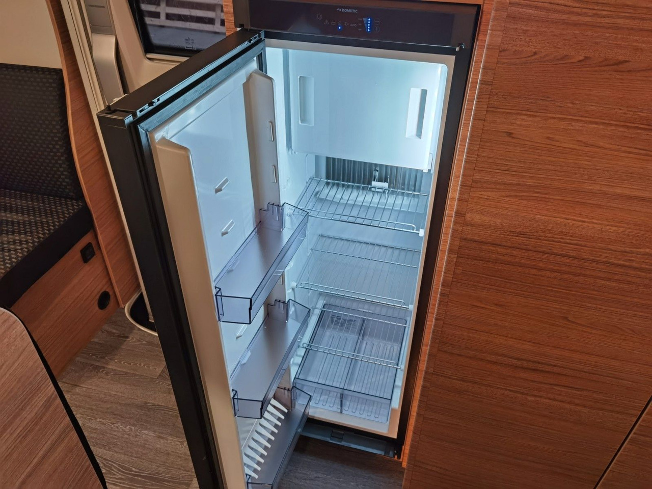 Полуинтегрированный автодом Weinsberg CARASUITE 700 MEG /155PS /EINZELBETTEN & HUBBETT: фото 15