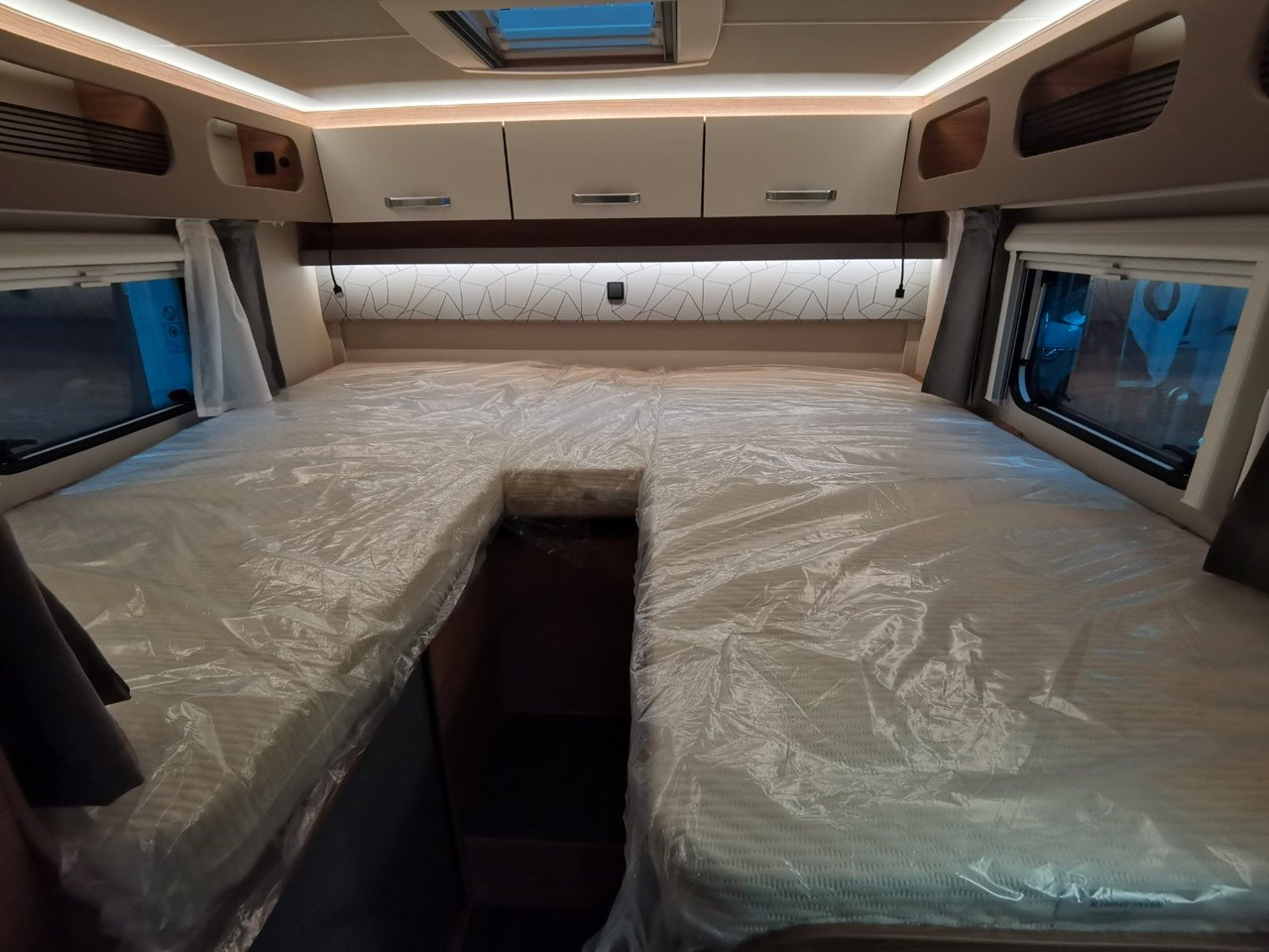 Полуинтегрированный автодом Weinsberg CARASUITE 700 MEG /155PS /EINZELBETTEN & HUBBETT: фото 18