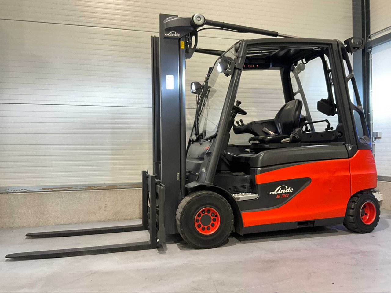 2017 LINDE E30L-01 3000KG FORKLIFT - Вилочный погрузчик: фото 1 2017 LINDE E30L-01 3000KG FORKLIFT - Вилочный погрузчик: фото 1