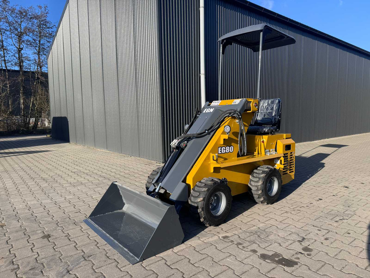 Bison Tek EG80 - Мини-погрузчик с бортовым поворотом: фото 1 Bison Tek EG80 - Мини-погрузчик с бортовым поворотом: фото 1