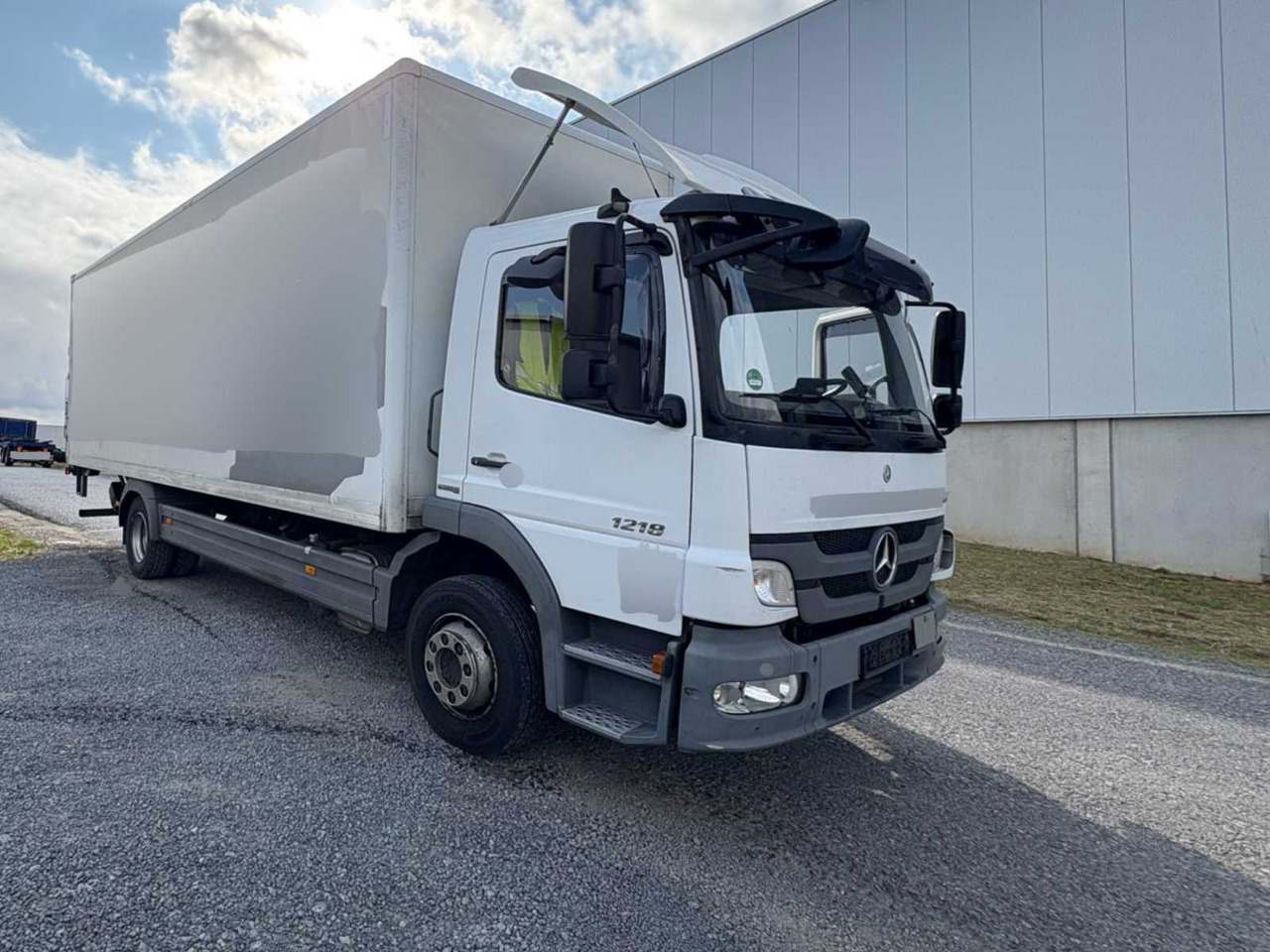 MERCEDES BENZ ATEGO 818 BOX TRUCK WITH TAIL LIFT - Грузовик: фото 2 MERCEDES BENZ ATEGO 818 BOX TRUCK WITH TAIL LIFT - Грузовик: фото 2