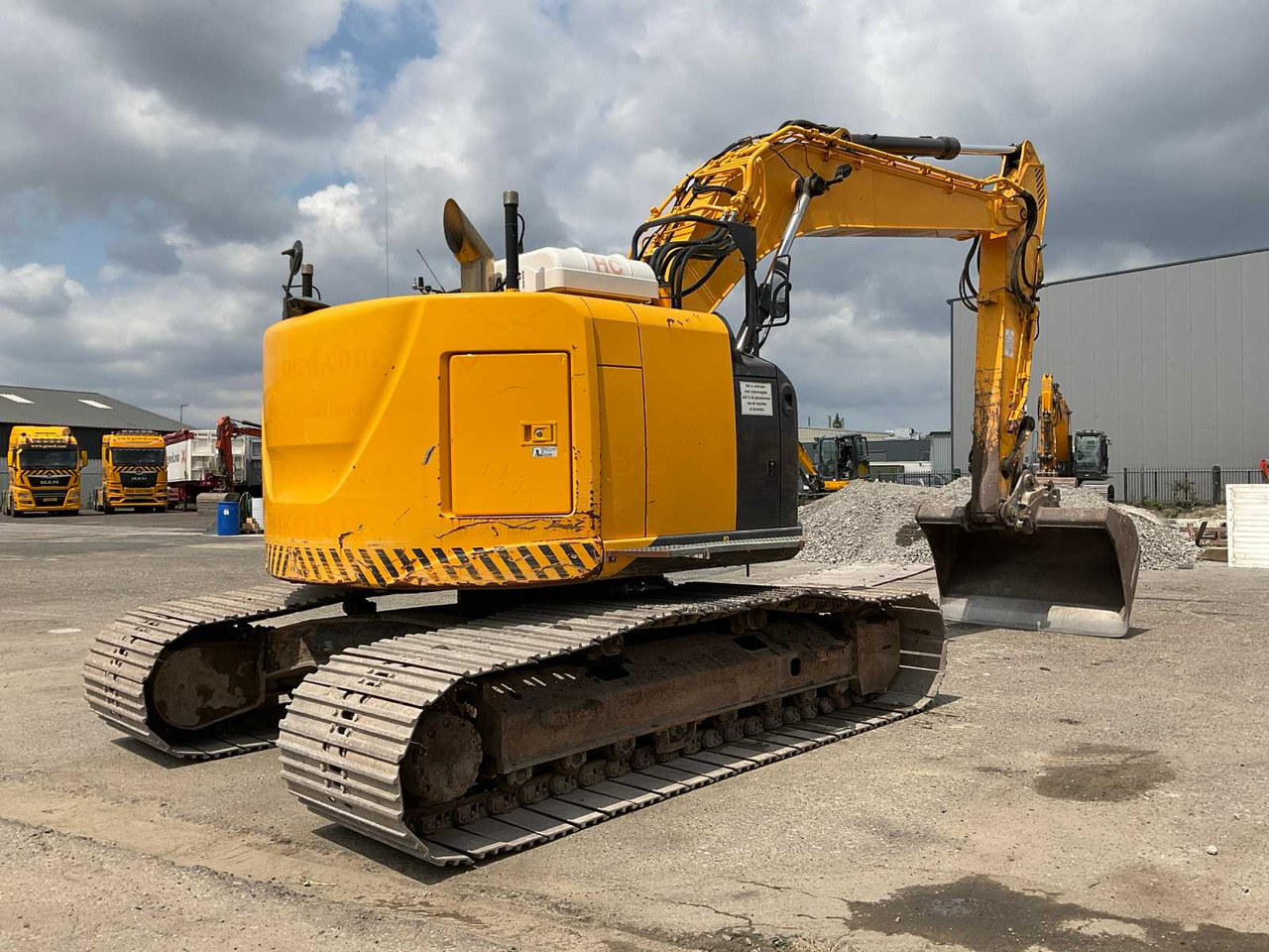 Hitachi ZX225USLC-5B - Гусеничный экскаватор: фото 3 Hitachi ZX225USLC-5B - Гусеничный экскаватор: фото 3