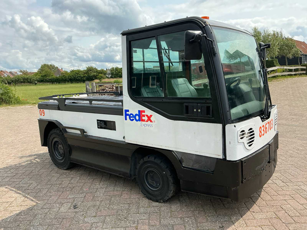 Linde P250 - Коммунальный трактор: фото 3 Linde P250 - Коммунальный трактор: фото 3