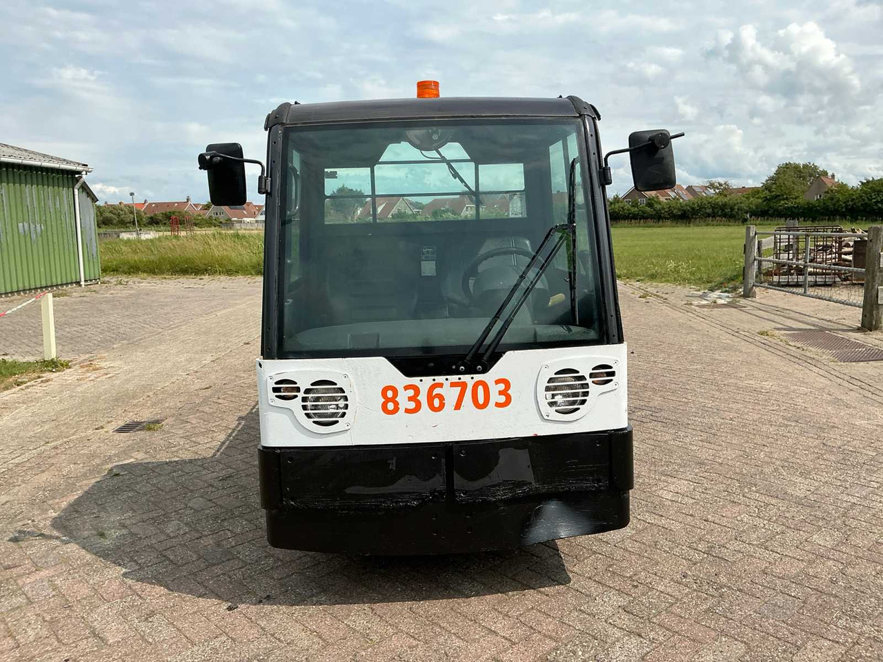 Linde P250 - Коммунальный трактор: фото 2 Linde P250 - Коммунальный трактор: фото 2