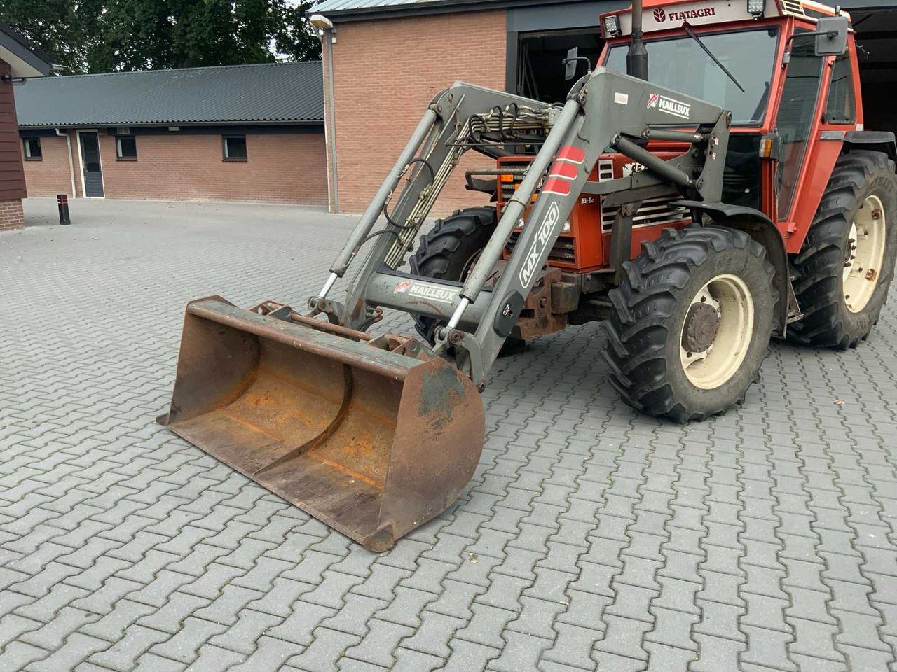 Mailleux MX100 - Фронтальный погрузчик для трактора: фото 1 Mailleux MX100 - Фронтальный погрузчик для трактора: фото 1