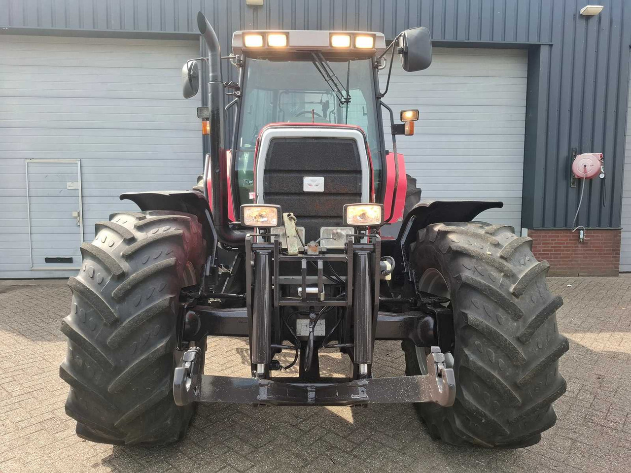 Massey Ferguson 8130 Dynashift - Трактор: фото 2 Massey Ferguson 8130 Dynashift - Трактор: фото 2