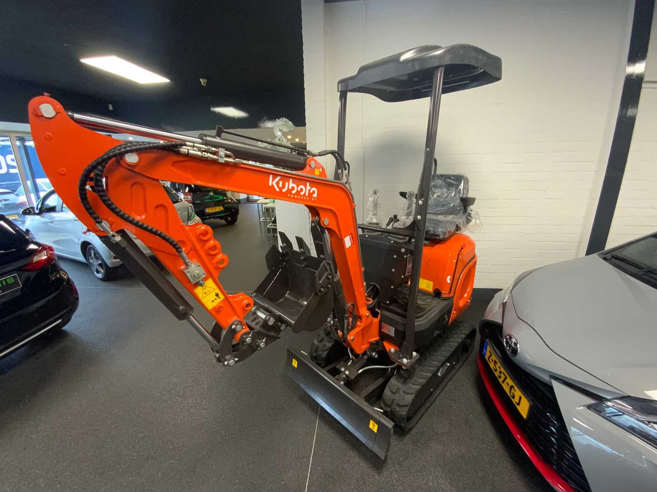 Powered-By-Kubota U105 - Мини-экскаватор: фото 1 Powered-By-Kubota U105 - Мини-экскаватор: фото 1