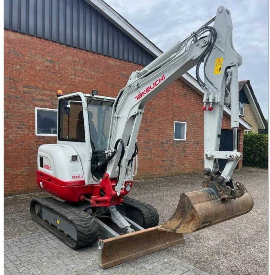 Takeuchi TB235-2 - Гусеничный экскаватор: фото 1 Takeuchi TB235-2 - Гусеничный экскаватор: фото 1