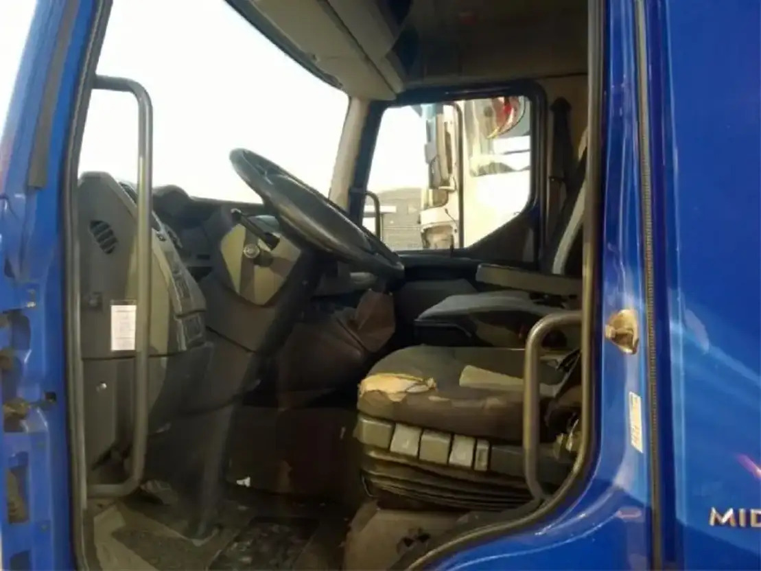 Renault C abine Midlum 220 DXI - Кабина и интерьер для Грузовиков: фото 2 Renault C abine Midlum 220 DXI - Кабина и интерьер для Грузовиков: фото 2