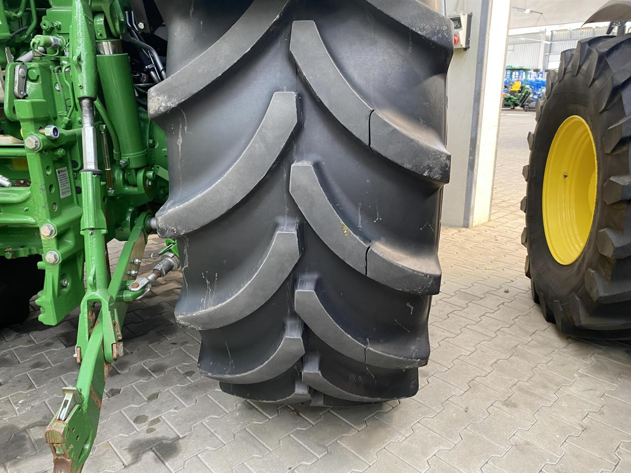 Трактор John Deere 6175R: фото 12