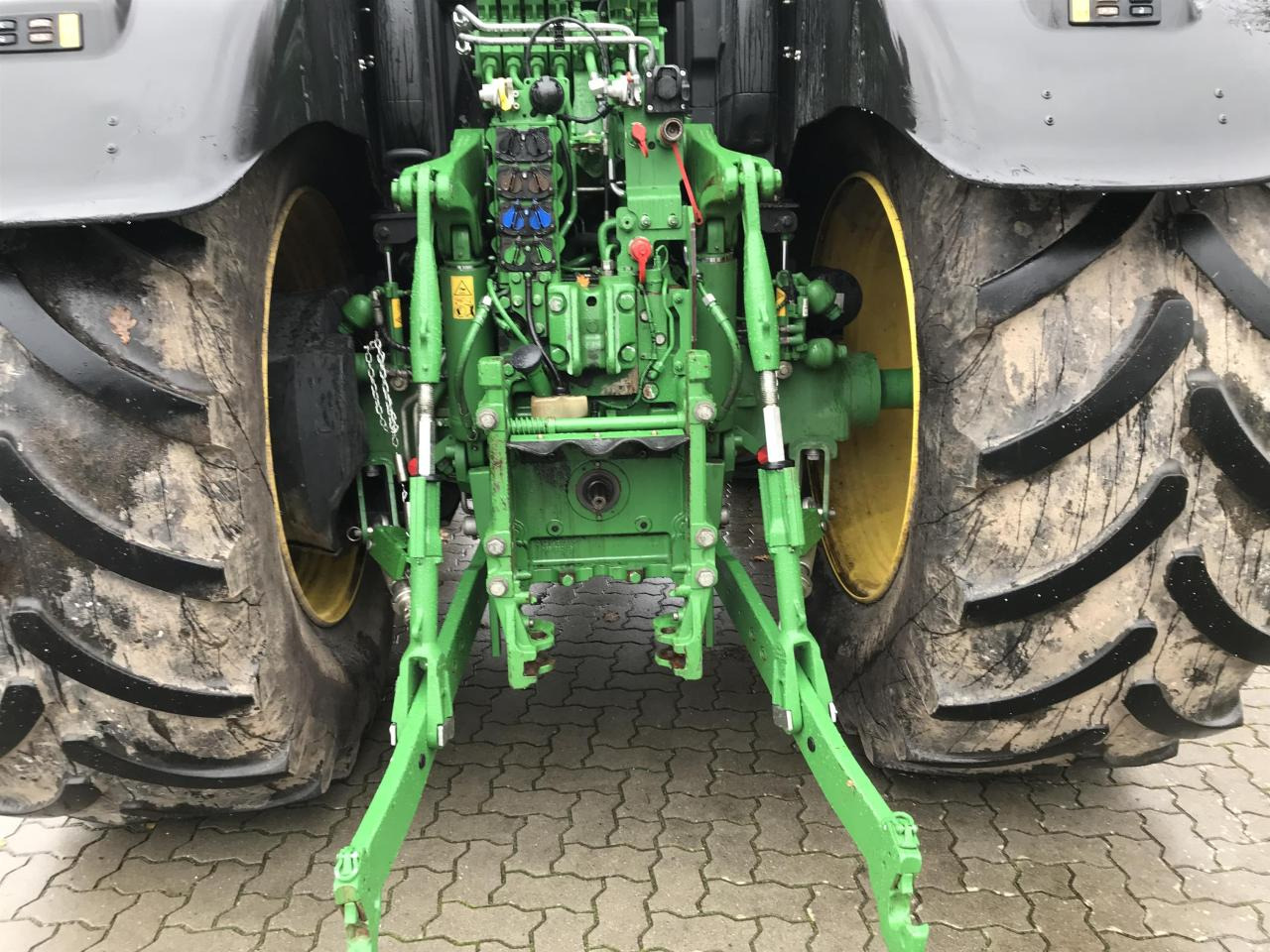 Трактор John Deere 6215R: фото 6