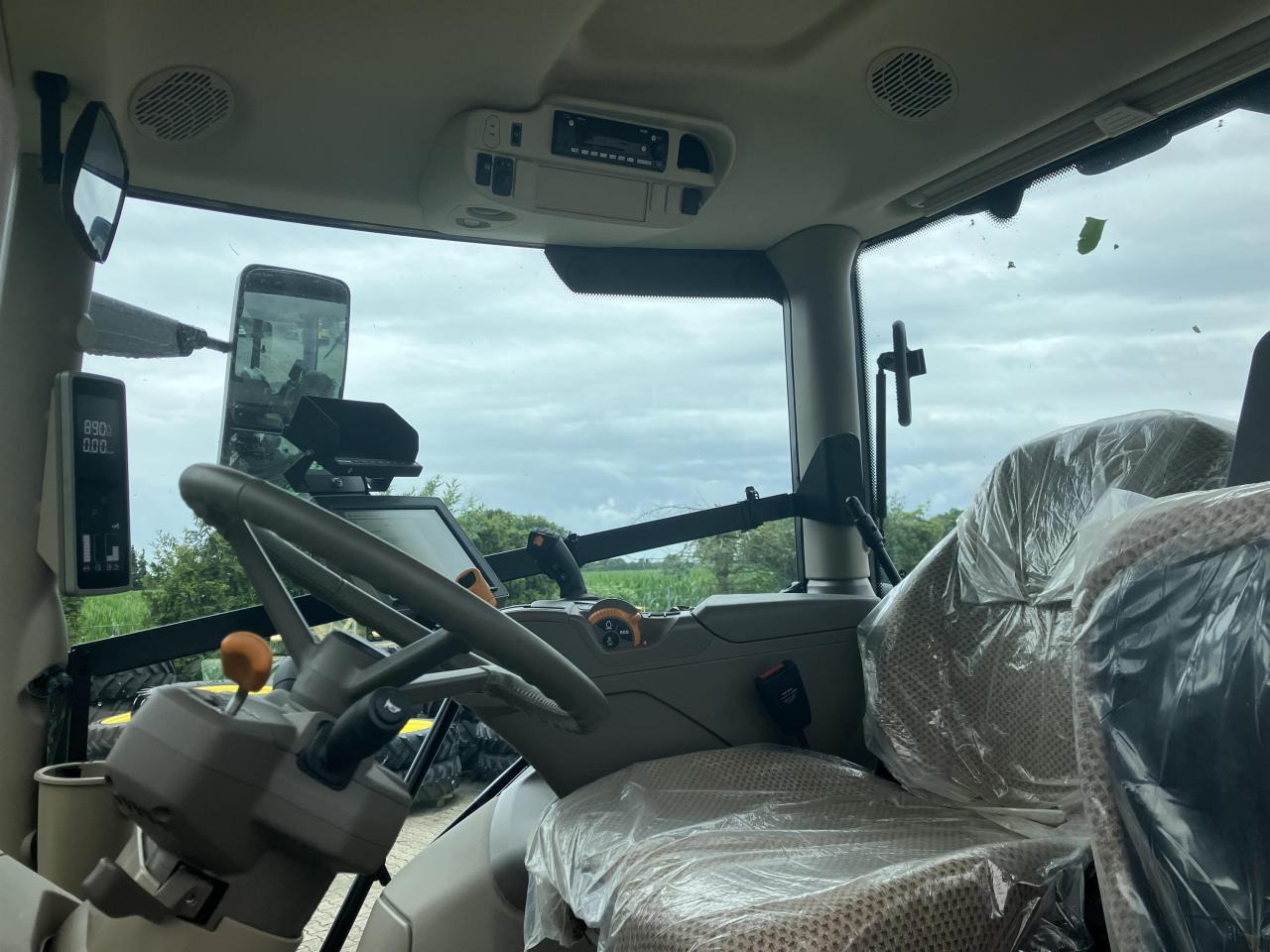 John Deere 6R 215 - Трактор: фото 4 John Deere 6R 215 - Трактор: фото 4