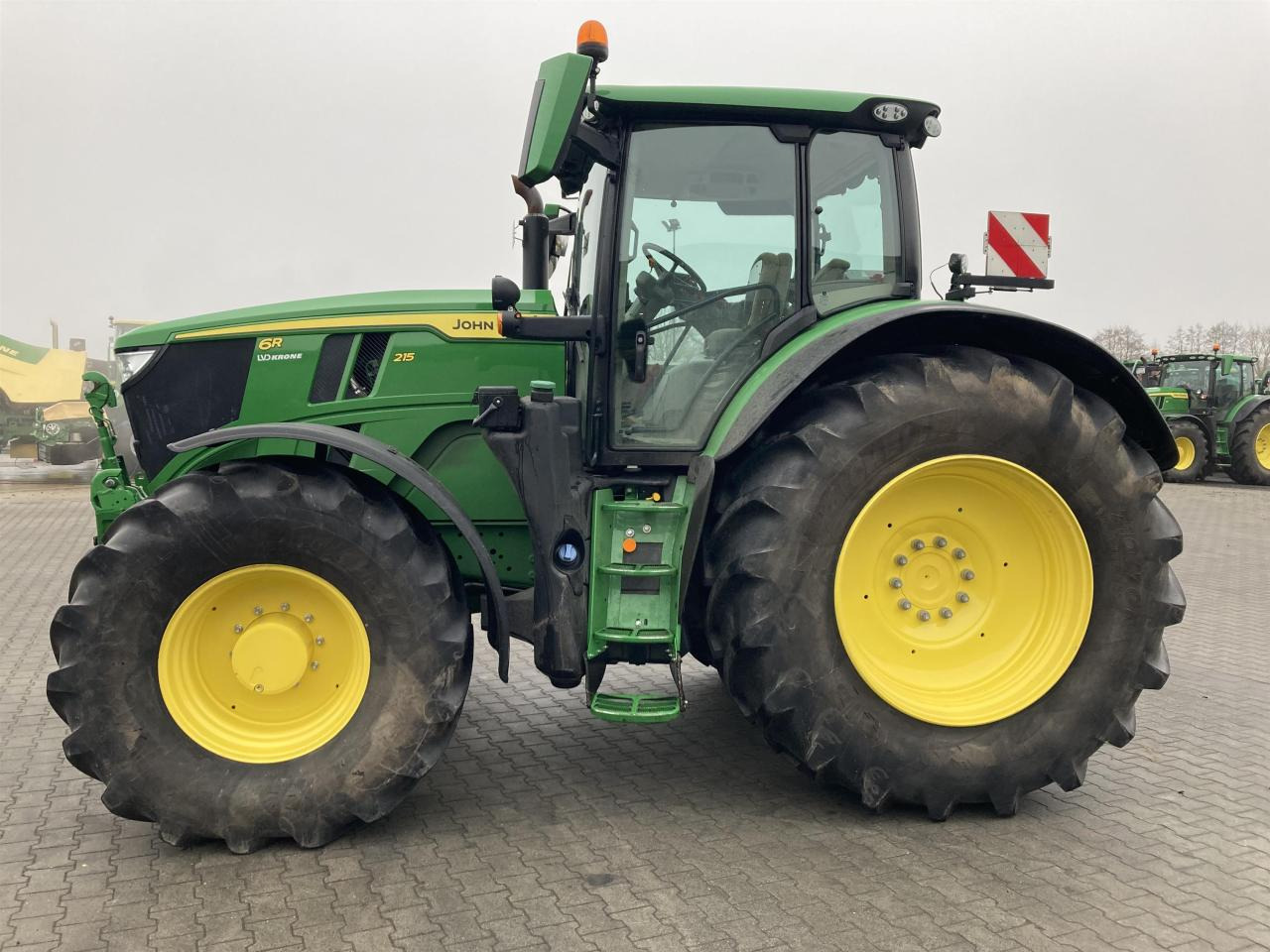 John Deere 6R 215 - Трактор: фото 2 John Deere 6R 215 - Трактор: фото 2