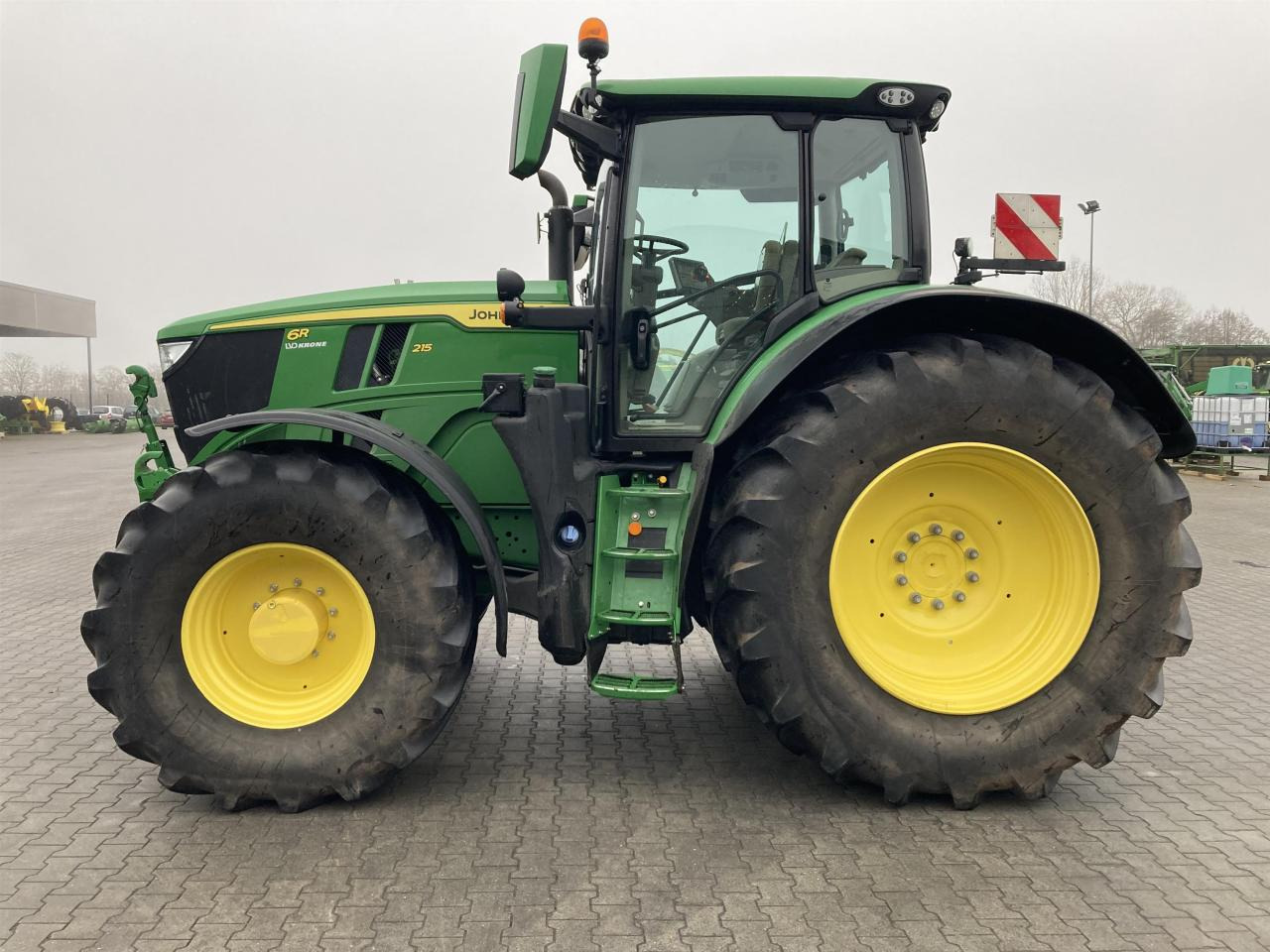John Deere 6R 215 - Трактор: фото 2 John Deere 6R 215 - Трактор: фото 2