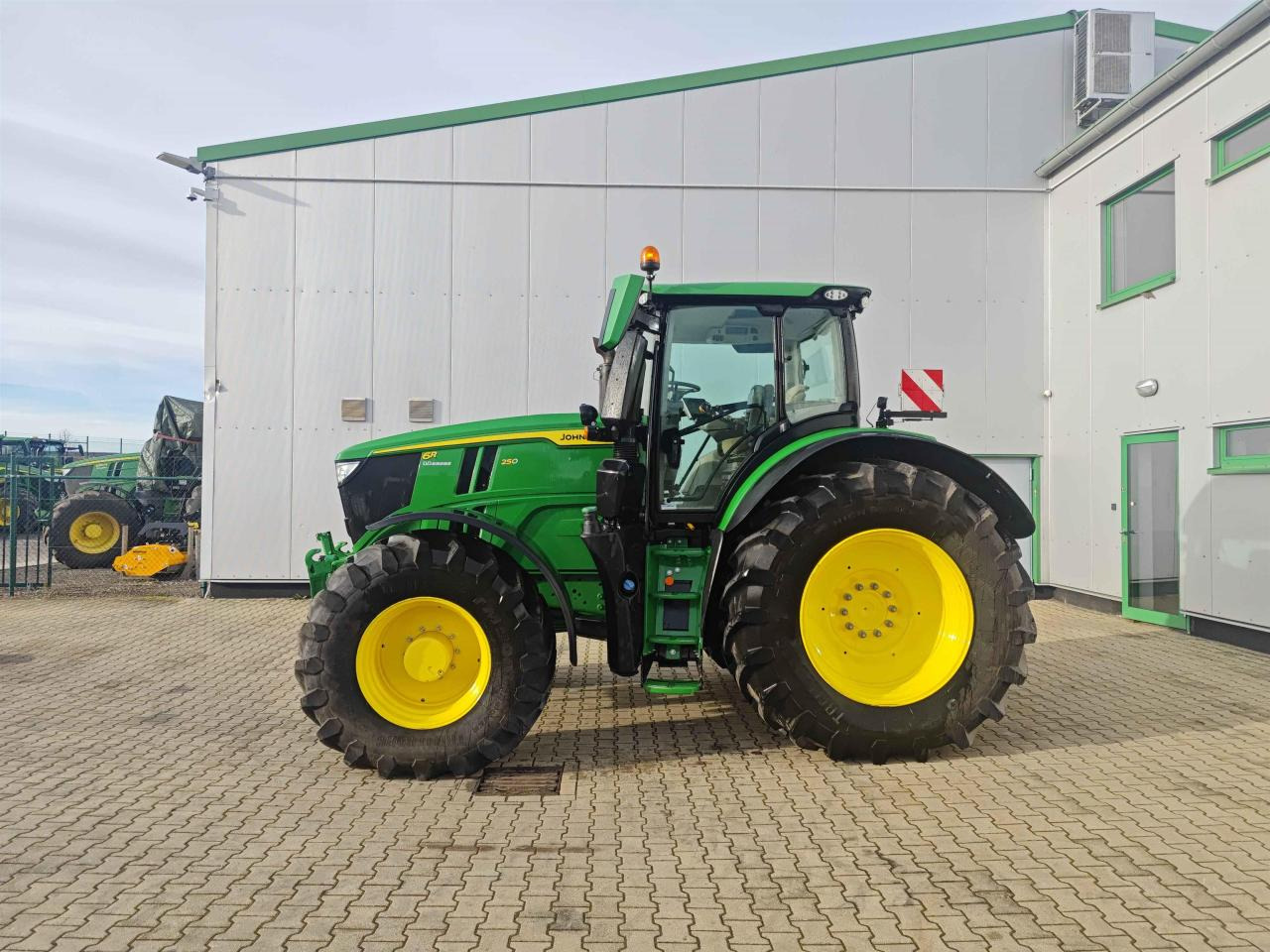 John Deere 6R 250 - Трактор: фото 2 John Deere 6R 250 - Трактор: фото 2