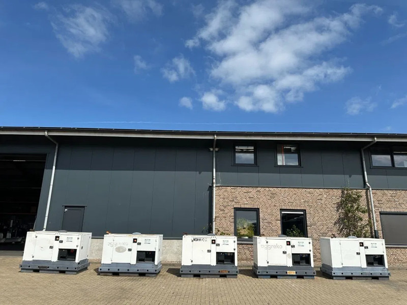 Iveco FPT F32 AM1A Leroy Somer 32 kVA Silent generatorset 239 hours ! - Электрогенератор: фото 2 Iveco FPT F32 AM1A Leroy Somer 32 kVA Silent generatorset 239 hours ! - Электрогенератор: фото 2