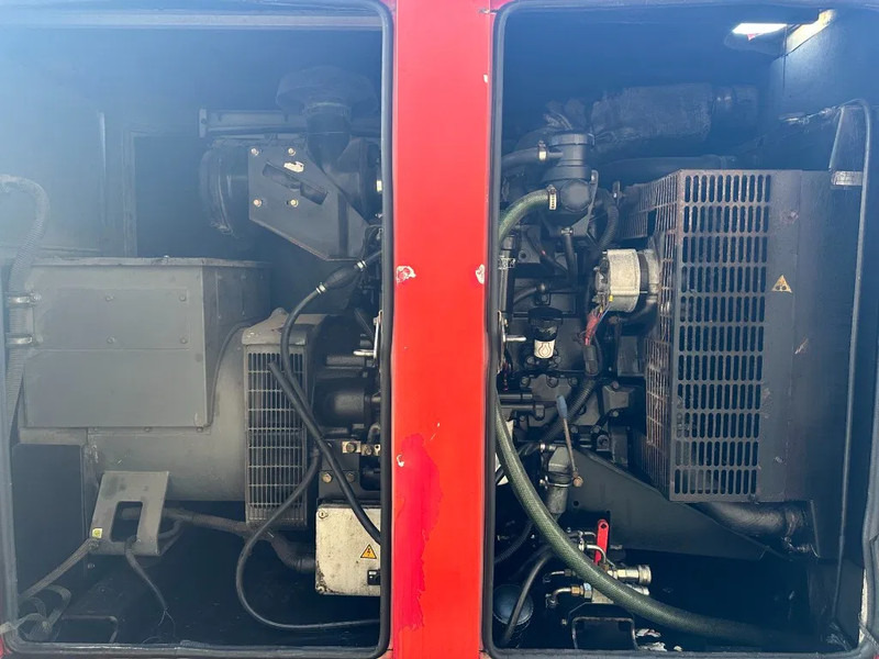 SDMO R110 C3 John Deere Leroy Somer 110 kVA Silent Rental generatorset Stage 3A - Электрогенератор: фото 4 SDMO R110 C3 John Deere Leroy Somer 110 kVA Silent Rental generatorset Stage 3A - Электрогенератор: фото 4