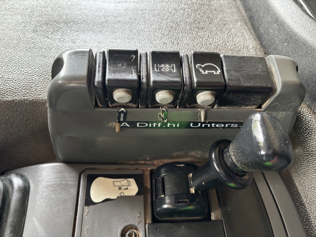 Самосвал RENAULT Kerax 420DCI 4x4: фото 8 Самосвал RENAULT Kerax 420DCI 4x4: фото 8