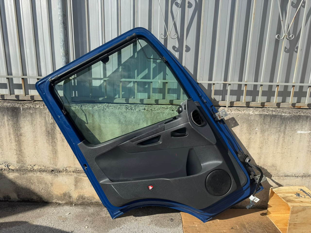 DOOR MERCEDES ATEGO 4 (LEFT AND RIGHT) - Кабина и интерьер: фото 5 DOOR MERCEDES ATEGO 4 (LEFT AND RIGHT) - Кабина и интерьер: фото 5