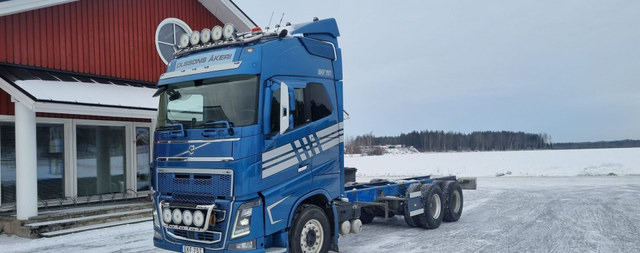 Volvo FH750 6x4 nostotelillä - Грузовик-шасси: фото 1 Volvo FH750 6x4 nostotelillä - Грузовик-шасси: фото 1