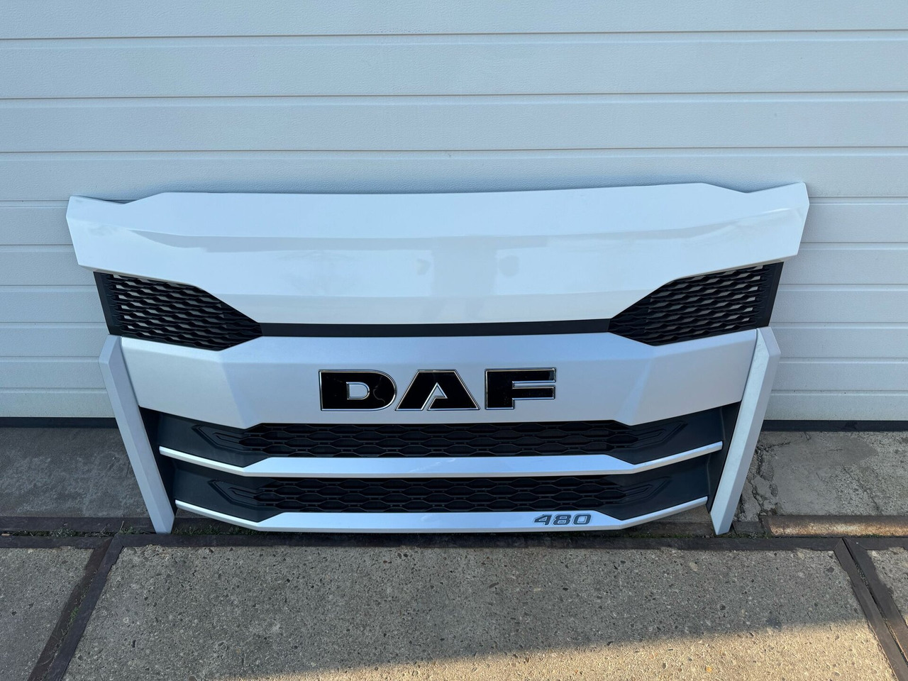 DAF XF NG GRILLE BOVEN COMPLETE | USED | 000238A - Решётка радиатора для Грузовиков: фото 2 DAF XF NG GRILLE BOVEN COMPLETE | USED | 000238A - Решётка радиатора для Грузовиков: фото 2
