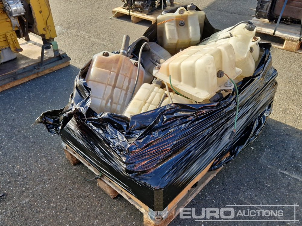 Window Washer Water Tanks to suit Iveco - Запчасти: фото 3 Window Washer Water Tanks to suit Iveco - Запчасти: фото 3