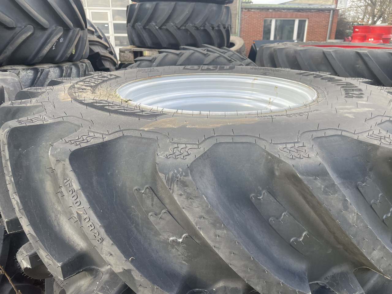 BKT IF 600/70R28 - Шины и диски: фото 1 BKT IF 600/70R28 - Шины и диски: фото 1