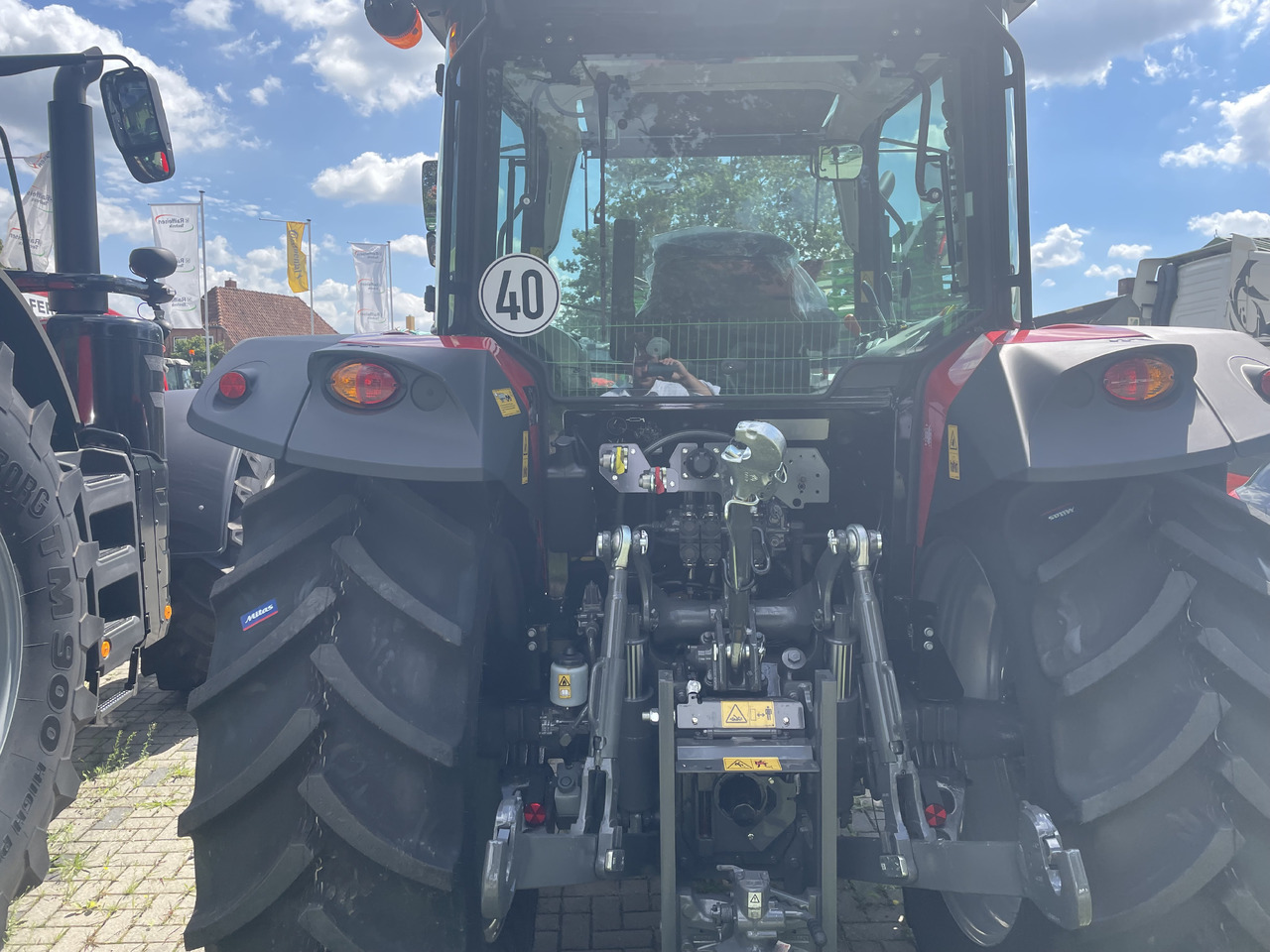 Massey Ferguson 5711M Dyna-4 4WD Cab - Трактор: фото 4 Massey Ferguson 5711M Dyna-4 4WD Cab - Трактор: фото 4