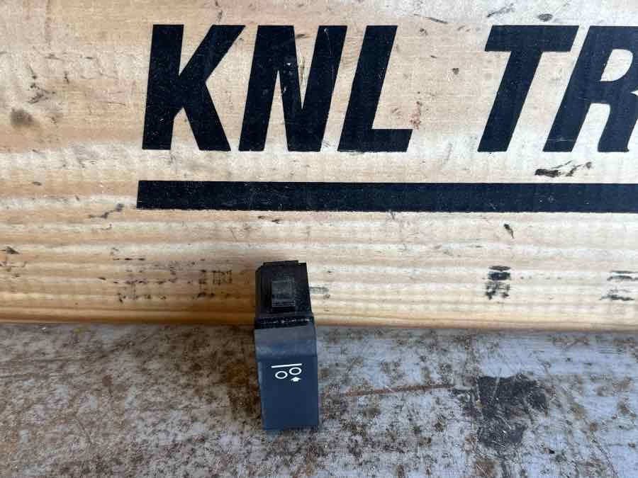 DAF SWITCH 2141417 - Электрическая система для Грузовиков: фото 1 DAF SWITCH 2141417 - Электрическая система для Грузовиков: фото 1